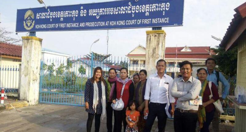 ក្រុម​គ្រួសារ​សកម្មជន​អង្គការ​មាតា​ធម្មជាតិ មន្ត្រី​អង្គការ​សង្គម​ស៊ីវិល និង​សកម្មជន​ដីធ្លី ឈរ​នៅ​មុខ​តុលាការ​ខេត្ត​កោះកុង ដើម្បី​តាម​ដាន​សវនាការ នៅ​​ព្រឹក​ថ្ងៃ​ទី២៥ ខែ​មករា ឆ្នាំ​២០១៨។