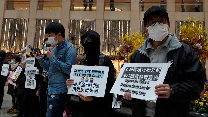 2020年2月4日香港居民在抗议要求全面封关防堵武汉肺炎传播。(美联社)