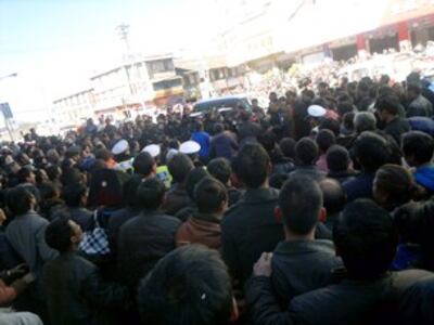 图片：四川凉山州盐源县逾千民众包围县政府。（百度帖吧） 
