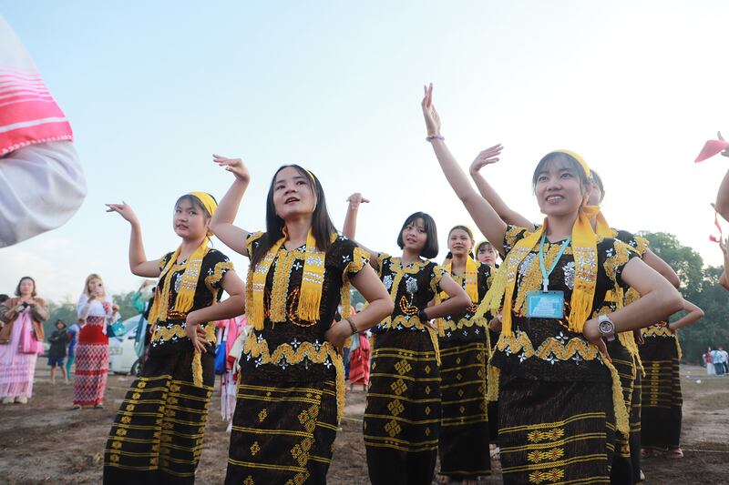 ထိုင်းနိုင်ငံ၊ မဲဆောက်မြို့တွင် ကျင်းပသည့် ကရင်နှစ်သစ်ကူးနေ့အခမ်းအနားမှာ တက်ရောက်လာသည့် ကရင်တိုင်းရင်းသားများအားတွေ့ရစဉ်။ (Photo : RFA)