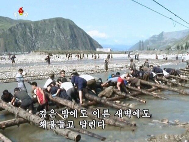 태풍 '라이언록'이 휩쓸고 간 함경북도지역의 처참한 피해현장에서 피해복구에 여념이 없는 주민들의 모습.