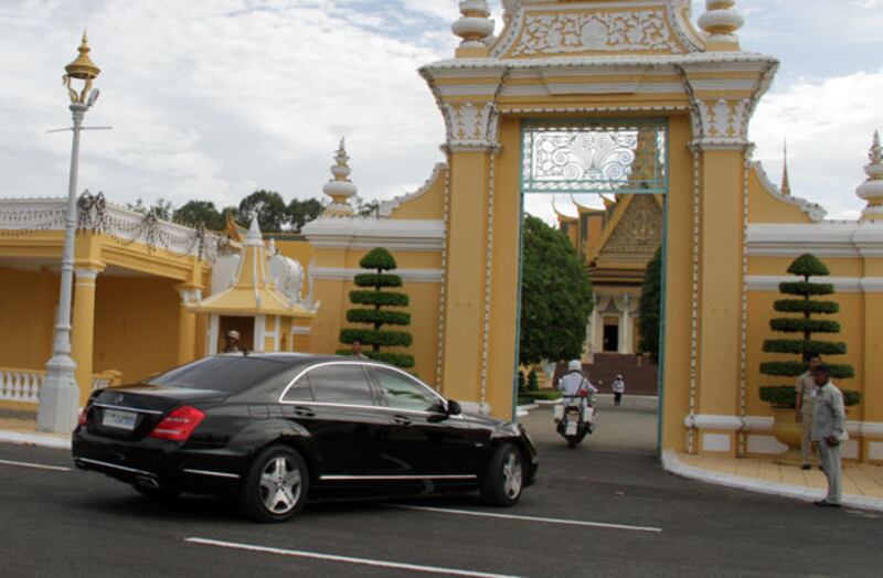 រថយន្តលោកនាយករដ្ឋមន្ត្រី ហ៊ុន សែន បើកចូលក្នុងព្រះបរមរាជវាំង ដើម្បីគាល់ព្រះមហាក្សត្រ នៅរសៀលថ្ងៃទី២៤ កក្កដា ឆ្នាំ២០១៤។
