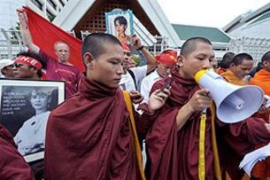 ဒေၞအောင်ဆန်းစုုကည် လြတ်ေူမာက်ရေးအတြက် ထိုင်းိံိုင်ငံရောက် ူမန်မာဘုန်းတော်ဋ္ဌကီးမဵားိံြင့် ူမန်မာိံိုင်ငံသားမဵား ထိုင်းိံိုင်ငံ ဗန်ကောက်္ဘမိြႛ ကုလသမဂ္ဂ္ဂရုံးခဵြပ်ရြေႛတြင် ၂၀၀၉ မေလ ၂၂ ရက်နေႛက ္ဘငိမ်းခဵမ်းစြာ ဆ္ဋိံူပတောင်းဆိုနေပုံ ူဖစ်ပၝသည်။ (Photo: AFP)