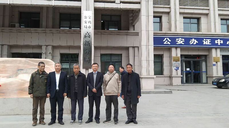 2020年10月26日上午，常瑋平的代理律師張庭源、常瑋平的父親及馳援律師文東海等人到陝西寶雞分局辦案中心，要求會見常瑋平、申請辦理取保及要求向家屬提供法律文書等，遭接待人員口頭拒絕。 （吳亦桐提供）