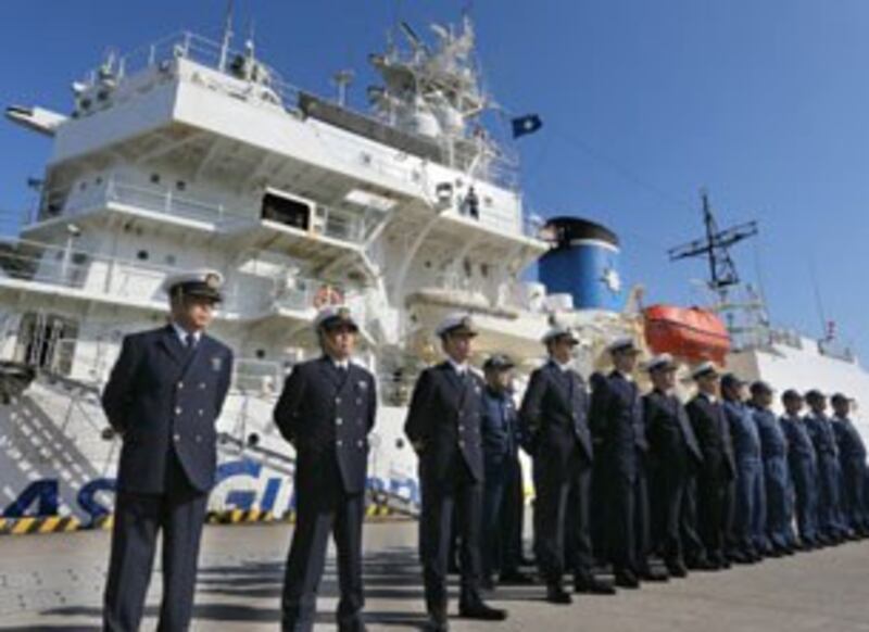 图片：日本海上保安厅15号在横滨港的海上防灾基地举行仪式，欢迎新年期间在尖阁诸岛执行警戒任务的大型巡逻船“屋岛”号归港。（南洲提供）