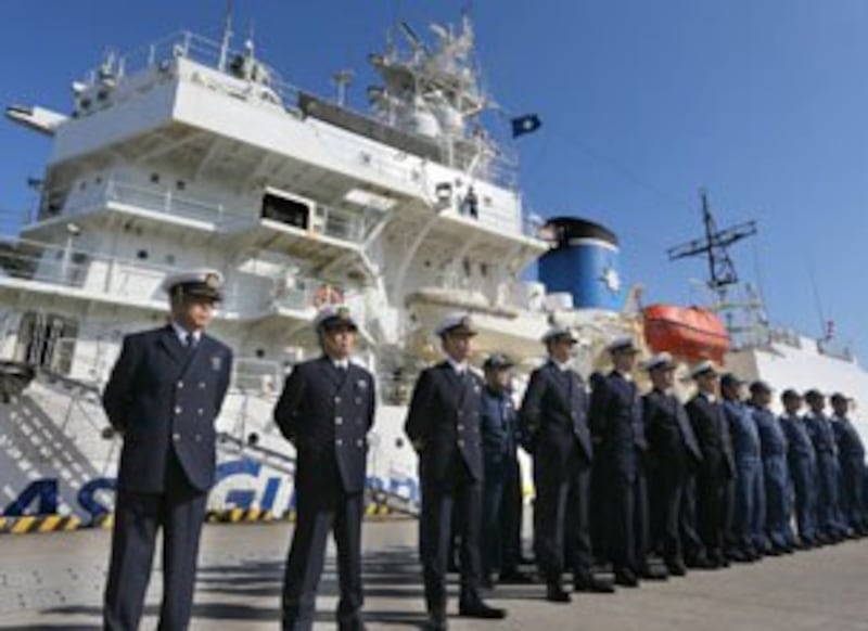 图片:日本海上保安厅15号在横滨港的海上防灾基地举行仪式,欢迎新年期间在尖阁诸岛执行警戒任务的大型巡逻船“屋岛”号归港。(南洲提供)