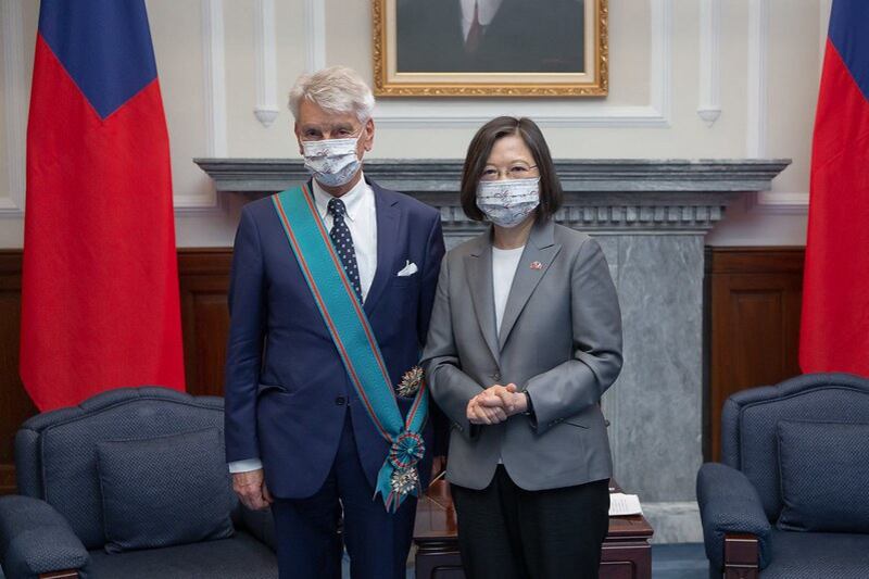 2021年10月7日,蔡英文总统颁授法国参议院友台小组李察主席“特种大绶卿云勋章”。(台湾总统府官网)