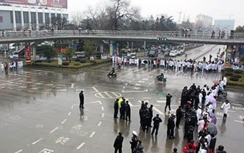 12月26日，銅陵有色職工總醫院醫護人員堵路抗議期間，一百多名防暴警員到場驅散。（銅陵有色職工總醫院醫護人員李小姐提供）