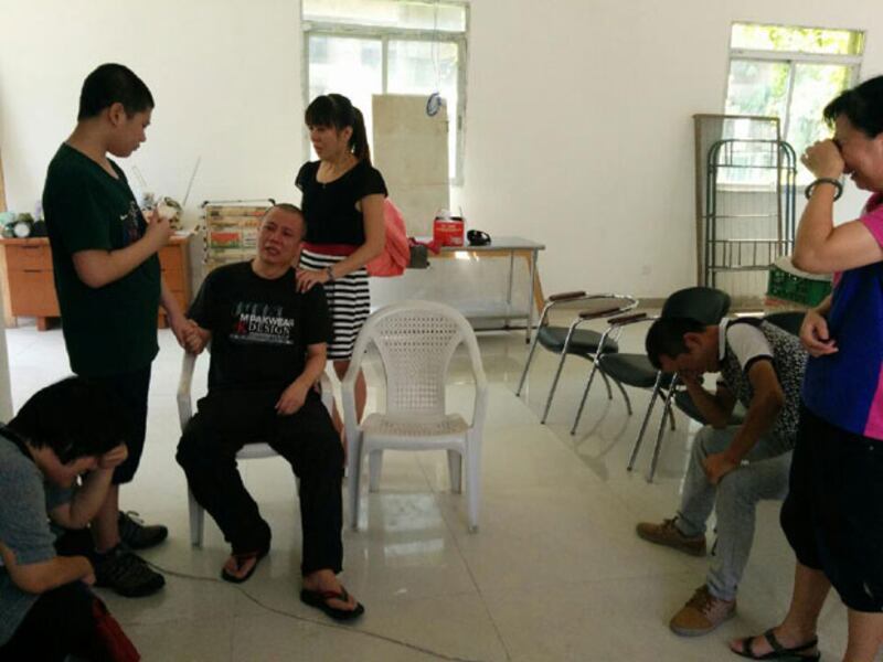 8年來首次與家人團聚，大家圍著喜極而泣。（游精佑提供）