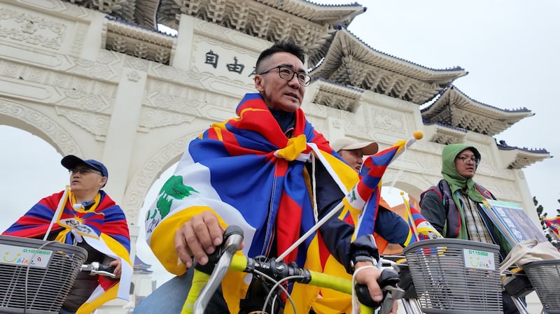 流亡藏二代札西慈仁（中）扎根台湾，为人权议题奋斗，逆风而行，传承西藏人回家的使命。（唐正摄影）