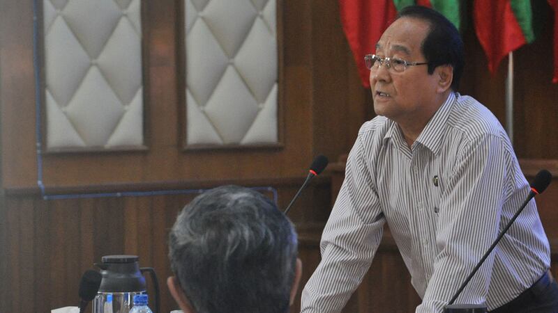 ကချင်ပြည်နယ် ဝန်ကြီးချုပ် ဒေါက်တာ ခက်အောင်အား တွေ့ရစဉ်။ (Photo: RFA)