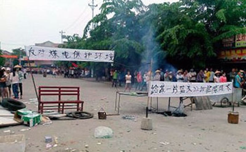 村民一度在村口擺放花圈控訴建煤電廠將污染環境，又高舉抗議橫額與武警對峙。（相片由村民提供）
