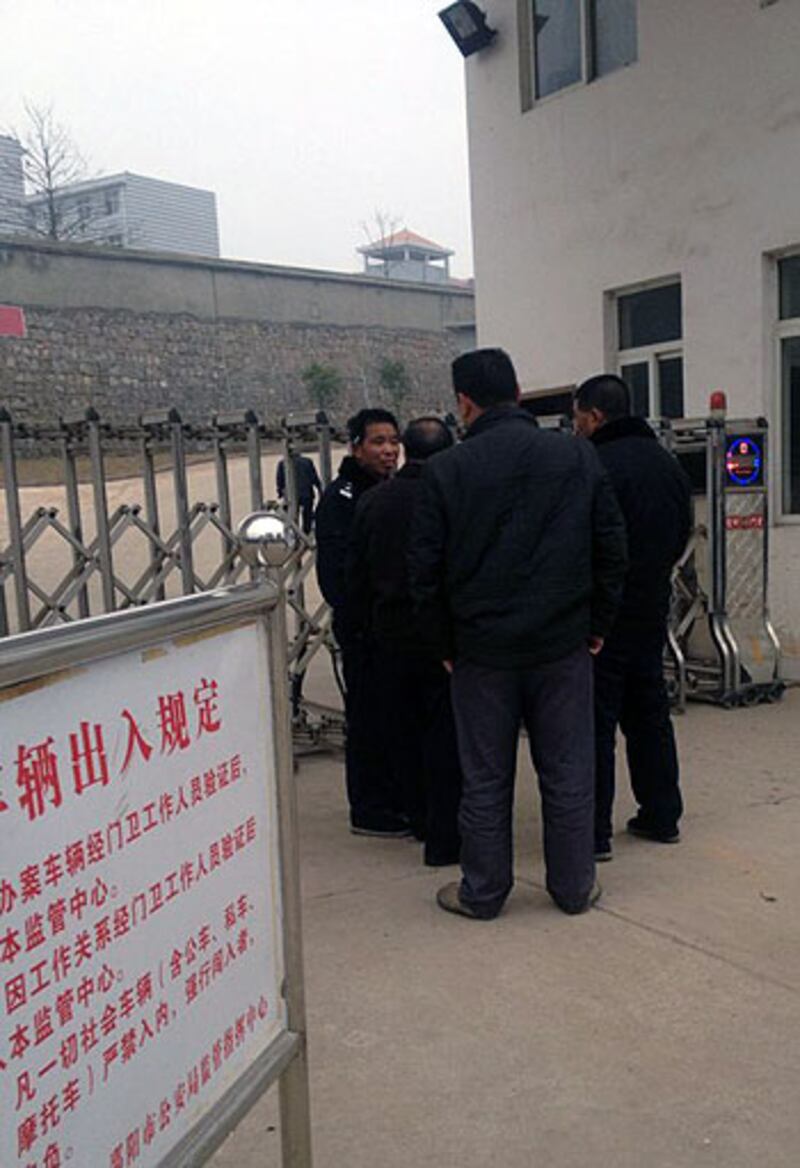2012年12月25日，網友衛小兵和另一名網友到邵陽看守所，打算接朱承志時，被看守所人員趕出大門。（衛小兵提供）