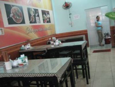 Sinh viên làm thêm tại một quán ăn, hình ảnh minh họa. RFA PHOTO.