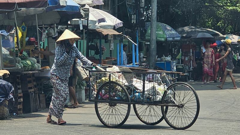 ရန်ကုန်မြို့ လမ်းမများပေါ်တွင် အလုပ်လုပ်နေကြသူများအား ၂၀၂၄ ခုနှစ် ဧပြီလ ၃၀ ရက်နေ့က တွေ့ရစဥ်။ (Photo: RFA)
