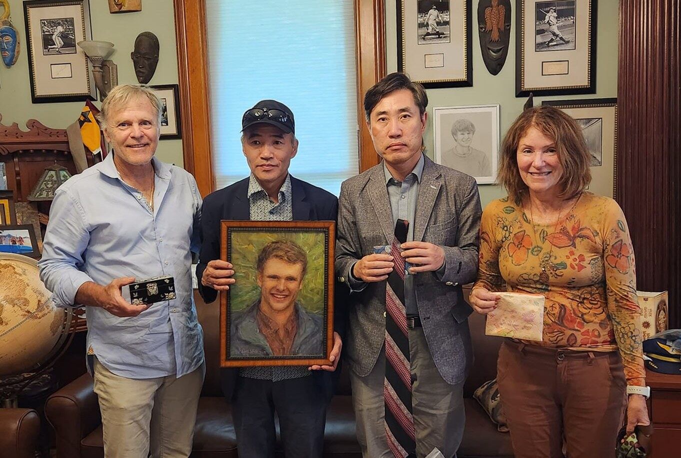 서해상에서 북한군에 피살된 이대준 씨의 형인 이래진 씨(왼쪽 두 번째)와 국민의힘 하태경 의원(왼쪽 세 번째)이 북한에서 억류됐다가 사망한 미국인 대학생 오토 웜비어 부모의 미국 신시내티 집을 지난 17일(현지시간) 방문하고 유가족들과 기념 촬영하고 있다.