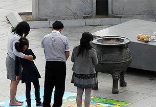 경기도 파주 임진각에서 망배단에서 한 탈북자 가족이 어버이날과 어머니 기일(5월9일)을 맞아 북녘을 향해 절을 한 후 묵념하고 있다.