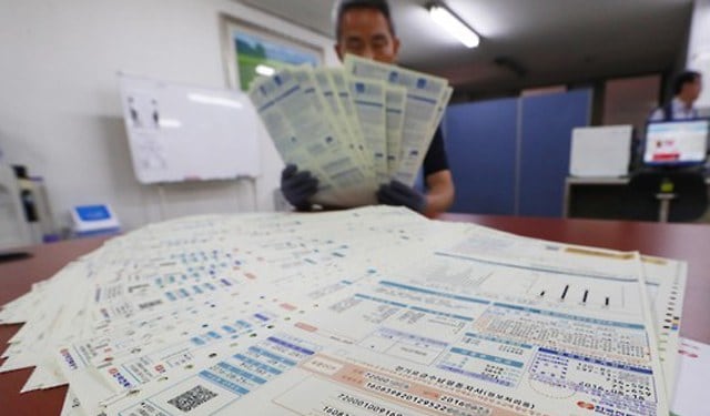 최근 폭염이 이어지며 에어컨 사용이 늘어난 각 가정 및 업소에서 '전기료 폭탄' 우려가 커지고 있다. 이번달 16일 오후 서울 중구 한국전력 서울지역본부 관계자가 전기료 고지서를 정리하고 있다. 사진 속 고지서는 서울 시내 한 상업시설의 고지서로 전월 대비 전력 사용량이 약 55% 증가하며 84만 360원의 납부요금이 청구되어 있다.