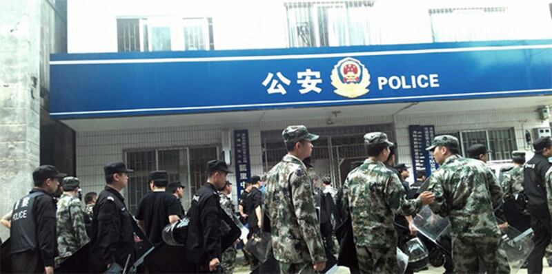 2015年4月30日,公安局出動多名警察到鎮政府外鎮壓。(相片由目擊者提供)