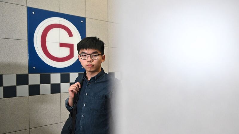 2019年10月24日，港岛南区海怡西选区参选人黄之锋到南区民政署，要求与负责的选举主任马周佩芬见面。（法新社）