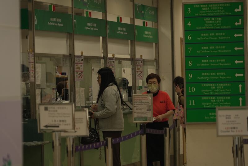有市民到郵局嘗試將化妝相關貨品寄出,但最終不能寄出。(衛斯攝)
