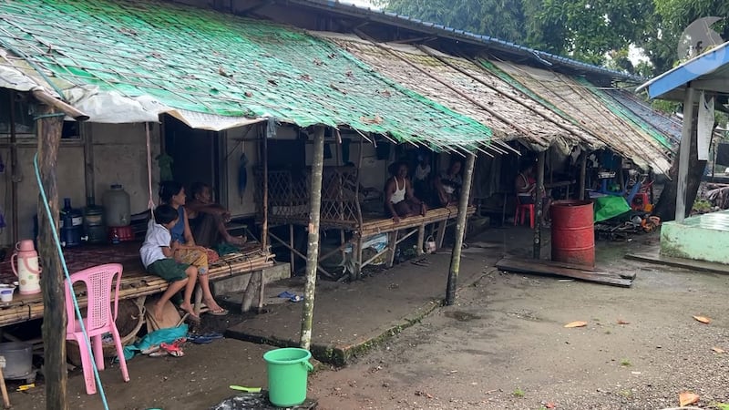 ရခိုင်ပြည်နယ်၊ စစ်တွေမြို့၊ ဗုဒ္ဓေါမော်ဘုန်ကြီးကျောင်းရှိ စစ်ဘေးဒုက္ခသည်စခန်းကို ၂၀၂၃ ခုနှစ်၊ အောက်တိုဘာ ၁၁ ရက်နေ့က တွေ့ရစဉ်။ (Photo: RFA)