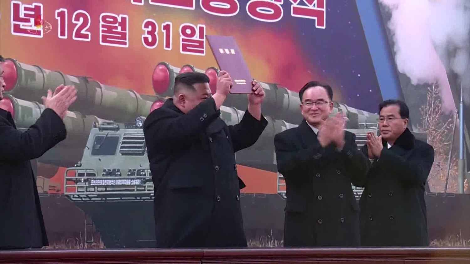 김정은 북한 국무위원장은 지난달 31일과 지난 1일 각각 발사한 초대형 방사포(600㎜)에 대해 "남조선전역을 사정권에 두고 전술핵탑재까지 가능한 공격형 무기"라고 밝혔다. 김 위원장은 지난달 31일 초대형 방사포가 조선 노동당 중앙위원회 제8기 6차전원회의에 '증정'된 행사에 참석, 연설을 통해 이같이 말했다고 조선중앙TV가 지난 1일 보도했다. 김정은이 방사포 증정서를 들어보이고 있다.