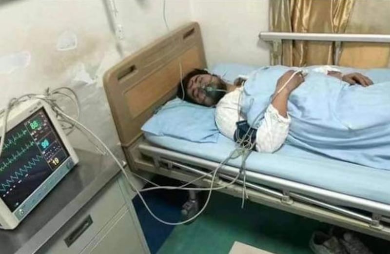 ئۈرۈمچىدىكى قامال مەزگىلىدىكى ئوت ئاپىتىدە بىنانىڭ ئىچىدە قامىلىپ قالغان بەش ئادەمنى قۇتقۇزۇپ چىقىپ ئوكسىگېن يېتىشمەسلىكتىن دوختۇرخانىغا جىددىي قۇتقۇزۇلۇۋاتقان ئابدۇللا ئابلەت. 2022-يىلى نويابىر، ئۈرۈمچى.