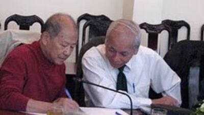 Nhà giáo Phạm Toàn (áo đỏ). Photo courtesy mqblog.