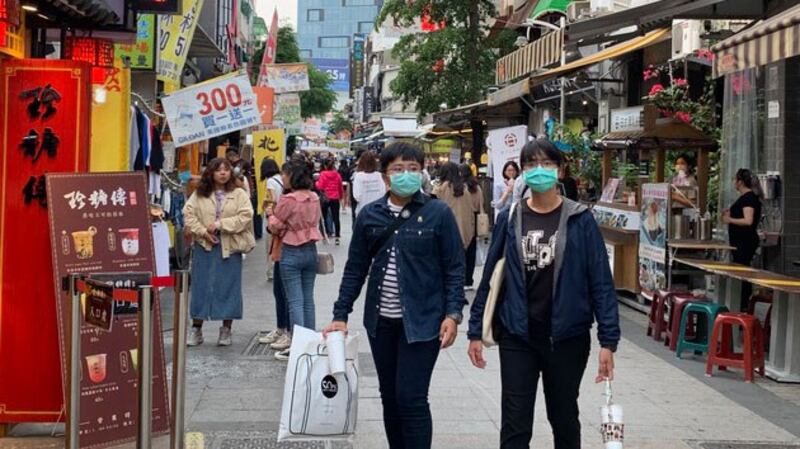 高雄新崛江商圈不少游客仍未戴口罩。(记者 黄春梅摄)