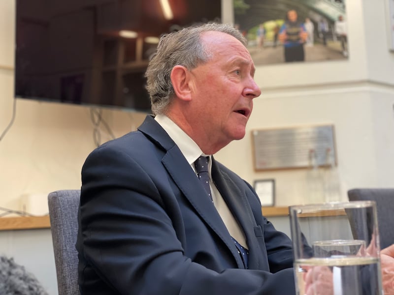 英國上議員奧爾頓勳爵(Lord David Alton)在會上逐一讀出懷疑參與襲擊的中國外交官名字,要求中方交代。(呂熙 攝)