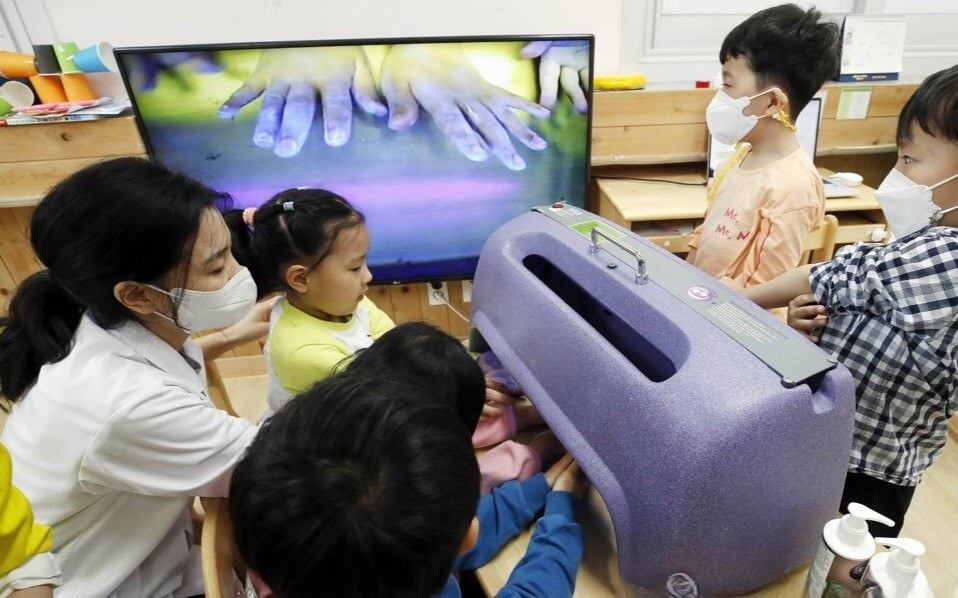 광주 북구청 보건소 직원들이 어린이들과 함께 손에 남아 있는 세균을 확인하며 식중독 예방을 위한 올바른 손씻기 교육을 하고 있다. 2023.4.25