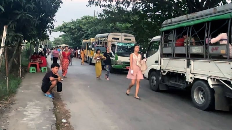 ရန်ကုန်တိုင်း၊ အင်းစိန်မြို့နယ်၊ ကနောင်မင်းသားကြီးလမ်း၊ စက်မှုဇုန်အမှတ် (၄) ရှိ ကျိုရစ်ခ် (မြန်မာ) အထည်ချုပ်စက်ရုံမှ အလုပ်သမားအချို့အား ၂၀၂၃ ခုနှစ်၊ ဒီဇင်ဘာလ ၁၃ ရက်နေ့က တွေ့ရစဉ်။ (Photo: RFA)