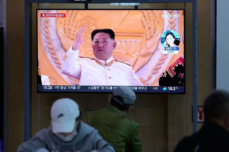 2022 年 5 月 12 日,在首尔火车站,市民在收看有关朝鲜导弹发射以及朝鲜领导人金正恩的新闻报道。(美联社)
