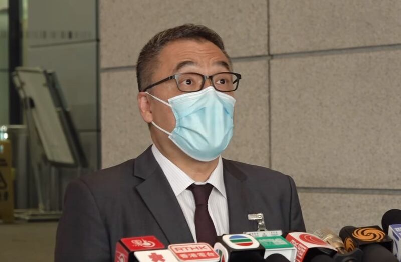 港警國家安全處高級警司李桂華開記招，交代案件詳情。（香港電台影片截圖）