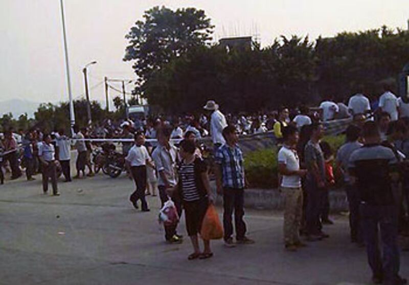 2012年10月9日,汕尾市東涌村村民不滿鎮政府興建變電站但拒絕溝通,於是遊行到鎮政府,沿途堵塞馬路。(村民黃先生提供)
