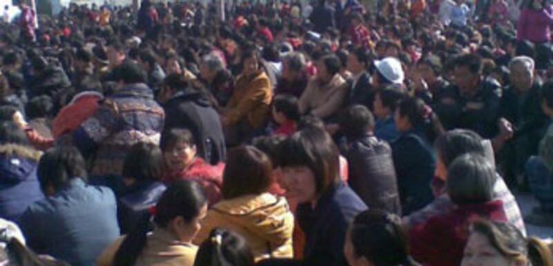 汕頭市蓮塘村逾千村民周一（1月14日）再到居委會抗議，要求追究村官私賣土地的問題。（相片由村民林先生提供） 