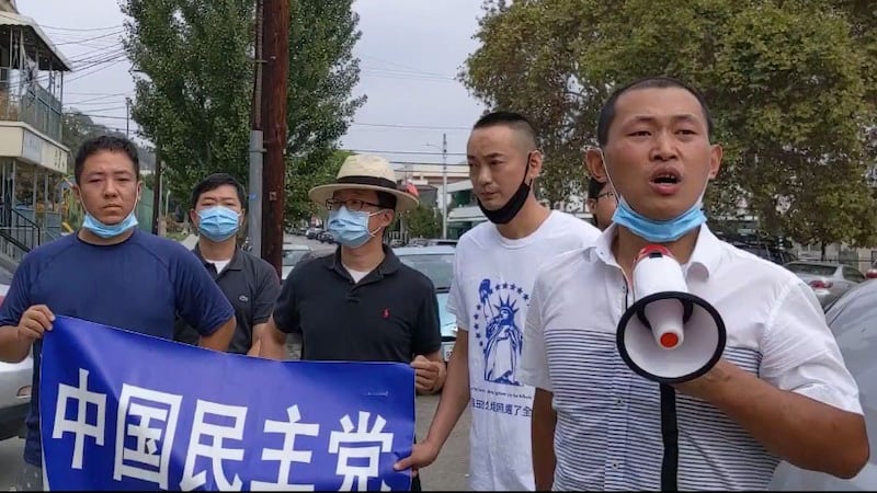 民运人士在萃胜工商会建筑前示威、喊话。（杨俊提供，独家首发）