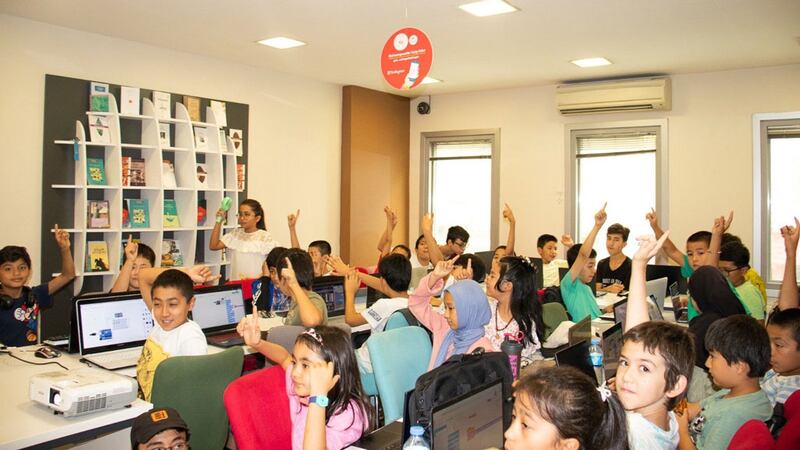 «UyghurSTEM» مەكتىپىنىڭ ئوقۇغۇچىلىرى پىروگرامما تىلى ئۆگەنمەكتە، 2023-يىلى ئاۋغۇست، ئىستانبۇل