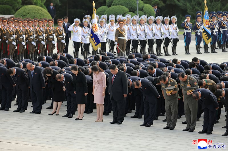 2026년 8월, 김정은 북한 국무위원장, 딸 김주애, 부인 리설주가 제2차 세계대전 종전 81주년을 기념해 평양 대성산혁명렬사릉을 방문하고 있다.