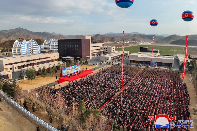 2024년 12월 20일, 김정은 북한 국무위원장이 참석한 가운데 성천군 지역산업공장 준공식이 열리고 있다. 북한 당국은 2024년 '지방발전 20x10 정책' 발표하며10년 동안 매년 20개 군에 현대적인 지방공업공장을 건설하겠다고 밝혔다.
