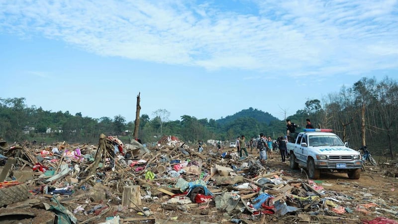 ကချင်ပြည်နယ်၊ လိုင်ဇာမြို့အနီးရှိ မုန်လိုင်ခက် စစ်ဘေးဒုက္ခသည်စခန်းကို ၂၀၂၃ ခုနှစ်၊ အောက်တိုဘာလ ၉ ရက်နေ့ညက စစ်ကောင်စီတပ် တိုက်ခိုက်အပြီး အပျက်အစီးများအား တွေ့ရစဉ်။ (Photo: Awng Ja)