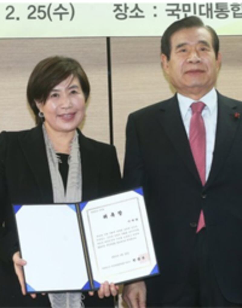 지난달 25일 '2015 국민대통합 홍보대사 위촉식'에서 홍보대사로 위촉된 북한이탈주민 요리연구가 이애란(왼쪽) - 사진:연합뉴스
