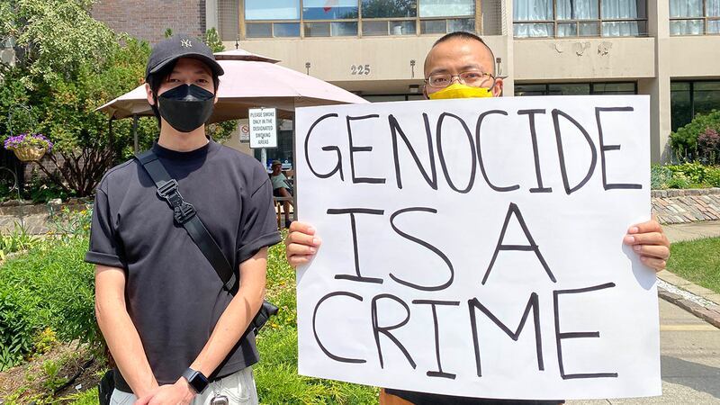 剛到埗多倫多個多星期的港人William（右），認為自己有責任為中共對維吾爾族的種族滅絕發聲。（胡彗藍 攝）