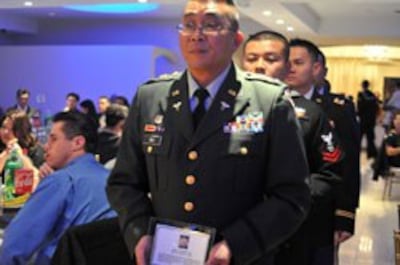 Các quân nhân mang di ảnh các chiến sĩ Mỹ gốc Việt tử trận đến từng bàn để gây quỹ. RFA PHOTO/Hà Giang