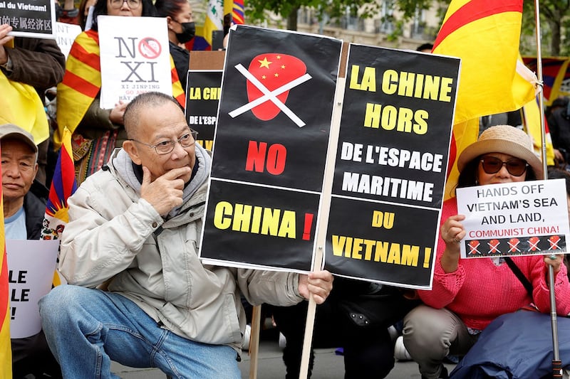 2024年5月5日,示威者在巴黎共和广场抗议中国国家主席习近平访问法国。(法新社)