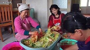 김장철을 맞아 김치 담그기에 신이 난 평양여성들.