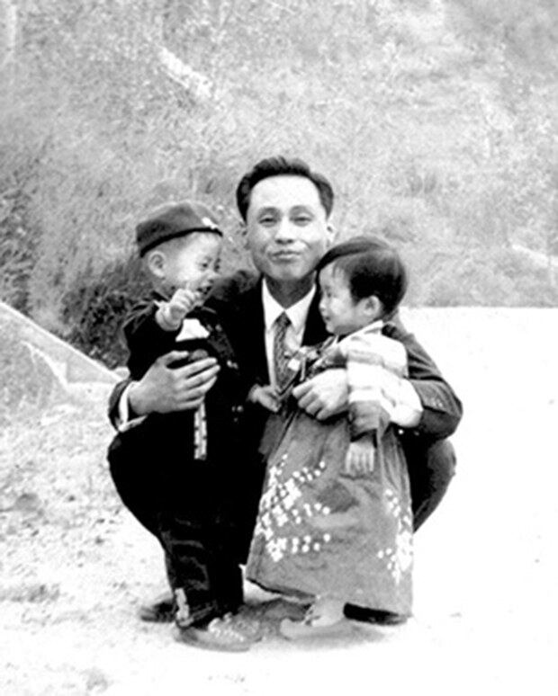아버지와 사촌과 함께 찍은 사진.