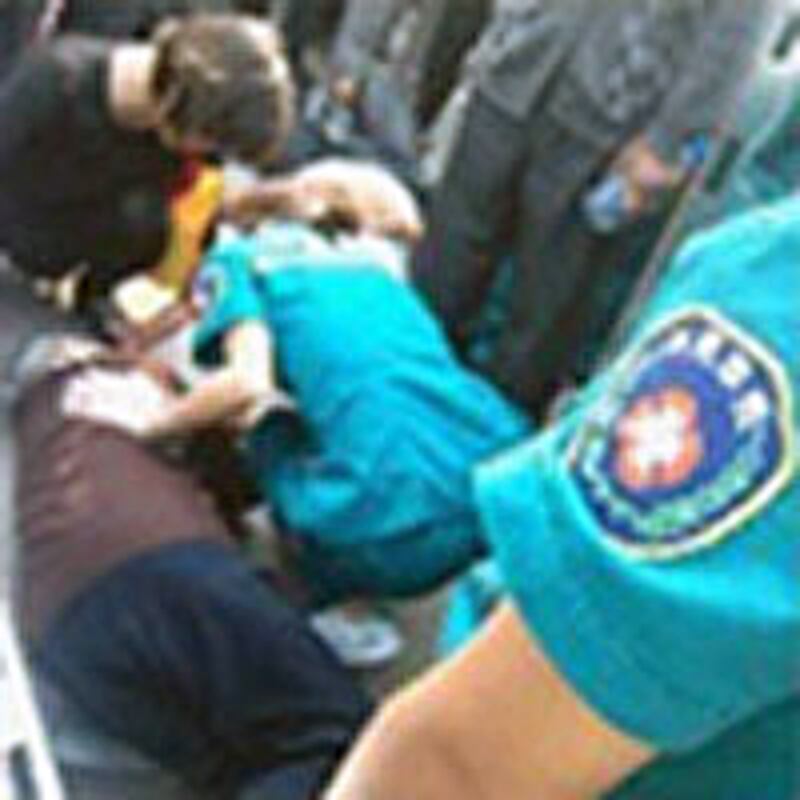 村民阻止拆遷人員入村時，雙方發生衝突，村民指，大約四名年老村民被打傷。(照片由現場人士提供)