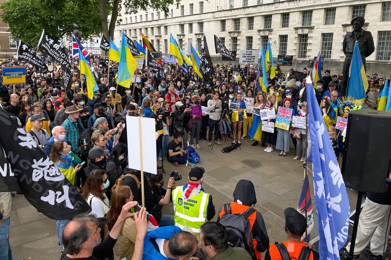 7個在英港人組織聯同在英烏克蘭人舉辦六四集會，在唐寧街首相府外齊聲向俄羅斯和中共極權說不。（韋平 攝）